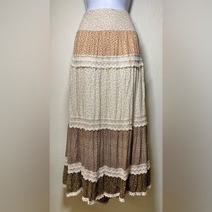 ADORABLE and super COMFORTABLE peasant skirt! Size: Large | Brand: Freeway